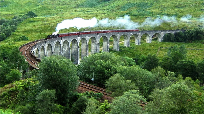 El viaducto de Glenfinnan en Escocia cuenta con 380 metros de largo y 21 arcos de 30 metros de altura, y ha servido para filmaciones de películas fantásticas como Harry Potter.