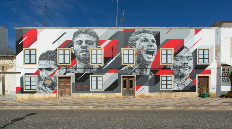 Los rostros de cuatro ídolos portugueses del fútbol João Moutinho, Bernardo Silva, Cristiano Ronaldo y William Carvalho fueron dibujados en un muro de su nación, como muestra de orgullo nacional. 