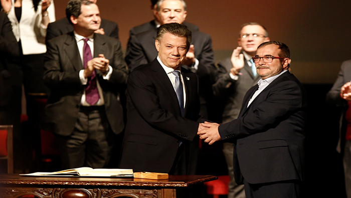 En la tarde del 24 de noviembre de 2016, el jefe de las antiguas FARC-EP, Rodrigo Londoño, y el entonces presidente del país, Juan Manuel Santos, firmaron los Acuerdos de Paz.