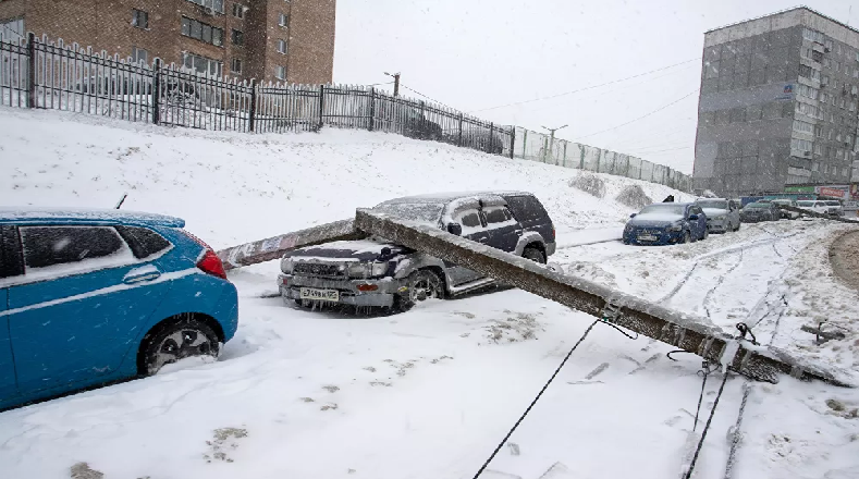 La semana pasada un ciclón de nieve y una lluvia de hielo azotaron el Lejano Oriente ruso, causando una gran daños que registra la selección de fotos presentada por Sputnik.