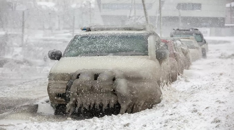 La también llamada engelante, cuya intensidad llegó a congelar vehículos enteros, inició la noche del pasado jueves en la ciudad rusa de Vladivostok. 