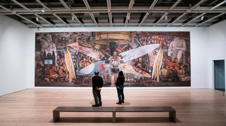 La obra "Hombre, controlador del universo" (1934) fotografiada en una exposición del Museo Whitney en Nueva York, Estados Unidos, refleja el talento del recordado muralista mexicano.