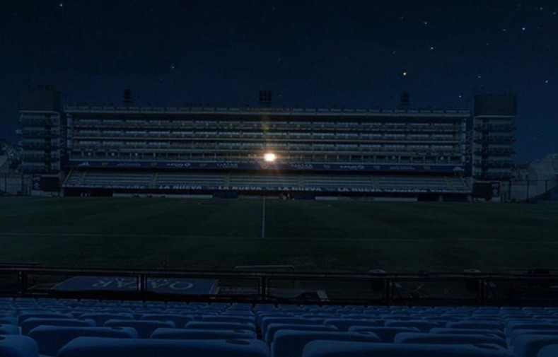 En la cancha de Boca Juniors, en horas de la noche del miércoles, el equipo rindió su homenaje con la Bombonera a oscuras y el palco que de modo habitual usaba Maradona como único punto iluminado.