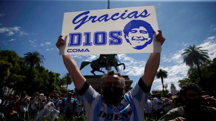Sus fanáticos también dijeron adiós a Diego entonando cánticos con algunas estrofas del tema 
