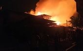 Durante la madrugada, las llamas alcanzaron más de dos metros de altura en el incendio de Riosucio. 