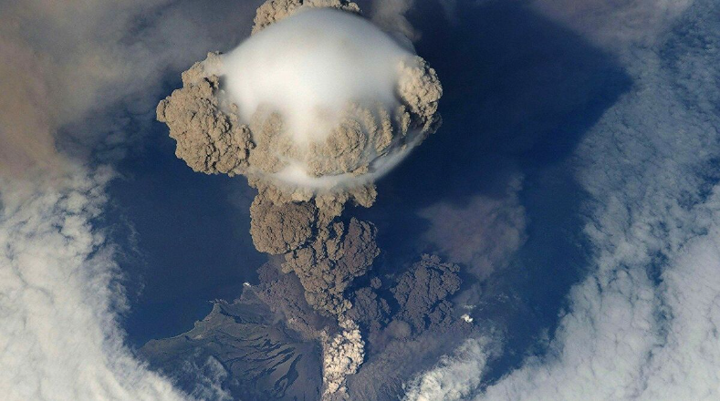 Observe la erupción del volcán Lewotolo de Indonesia