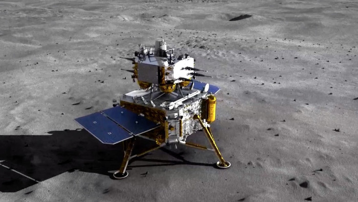 El objetivo es traer a la Tierra alrededor de dos kilogramos de muestras de suelo y rocas lunares.