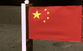 La bandera china sobre la Luna, cuenta con 200 centímetros de ancho y 90 de altura, y requirió ser fabricada con materiales especiales.