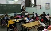 Miles de niños regresaron este lunes a las aulas de la capital cubana, La Habana, bajo estrictas medidas de bioseguridad.