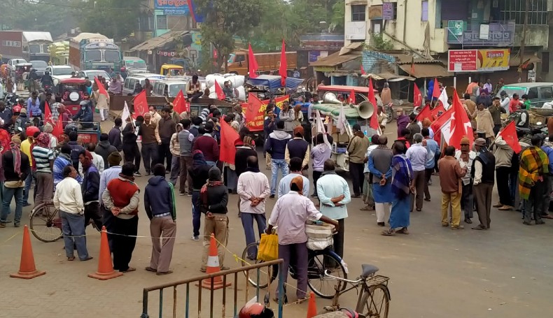 Los manifestantes ha cerrado carreteras en las inmediaciones de las principales ciudades de India.