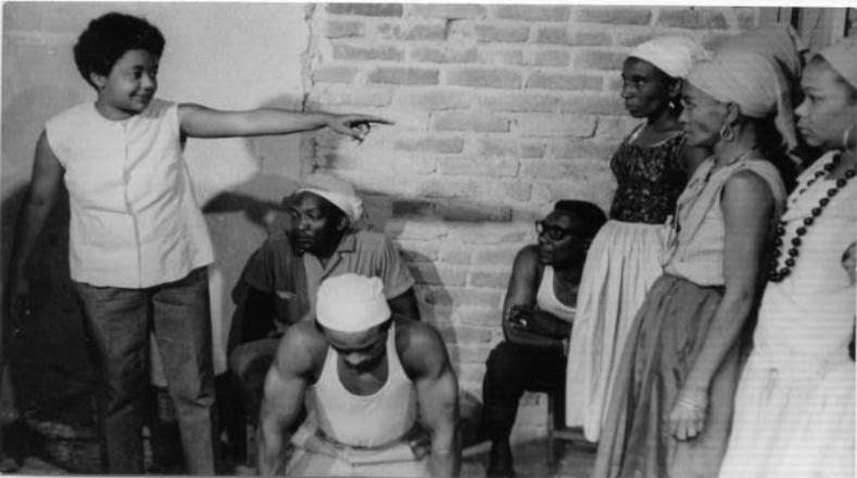Sara Gómez fue la primera cubana directora de un largometraje de ficción, titulado De cierta manera (1974). Reflejó el espíritu de lucha e identidad que caracteriza a las mujeres en su ámbito, con temas como la cultura popular, el racismo, el feminismo y la inclusión social femenina en sus obras.​.