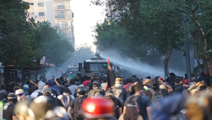 Las fuerzas policiales utilizaron gases lacrimógenos y carros lanzaaguas para dispersar a los manifestantes, que intentaron llegar a La Moneda, sede del Gobierno.