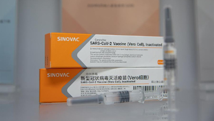 El plan de vacunación obvia la vacuna china CoronaVac, producida por la empresa Sinovac, de la que ya están 46 millones de dosis en el estado de Sao Paulo. Por el contrario, se plantea basar la inmunización en el antídoto de Pfizer, del que aún no se ha concretado compra alguna.