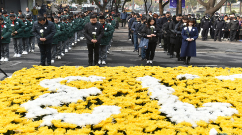 Una ofrenda florar de los civiles, en honor a las víctimas de Nanjing, refleja la fecha en que el ejército imperial japonés masacró la ciudad china. 