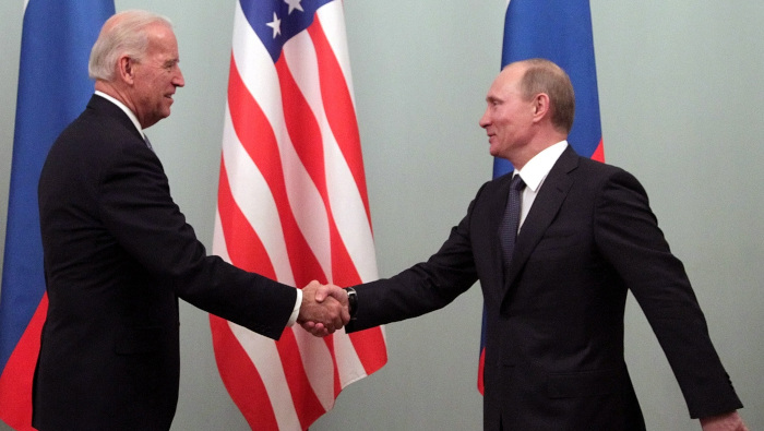 En imagen de archivo de 2011, Putin saluda al entonces vicepresidente de EE.UU., Joe Biden.