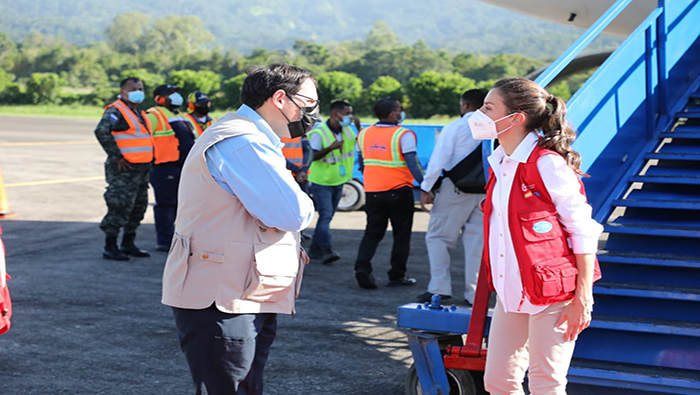 La reina Letizia de España visito varios sectores de Honduras afectados por los huracanes Eta e Iota.