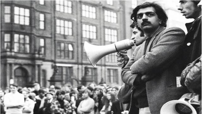 El escritor pakistaní recordó su presencia en las manifestaciones contra la guerra en Vietnam.