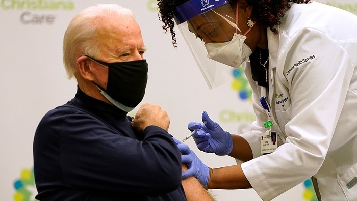La vacunación de Biden fue televisada como parte de una campaña para persuadir a los ciudadanos sobre la seguridad de ese acto.