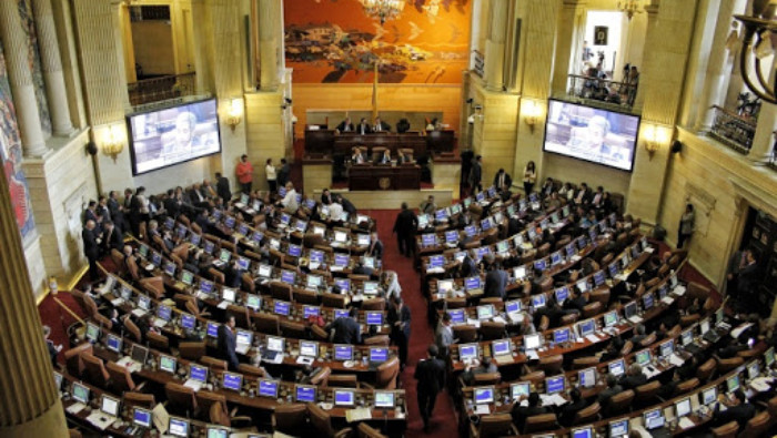 El Parlamento colombiano mantiene abiertas varias investigaciones contra el expresidente Álvaro Uribe.