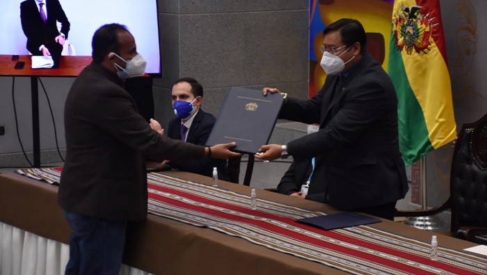 El presidente boliviano Luis Arce suscribió en la Casa Grande del Pueblo, en La Paz, el acuerdo para adquirir 5.2 millones de dosis de la vacuna Sputnik V.