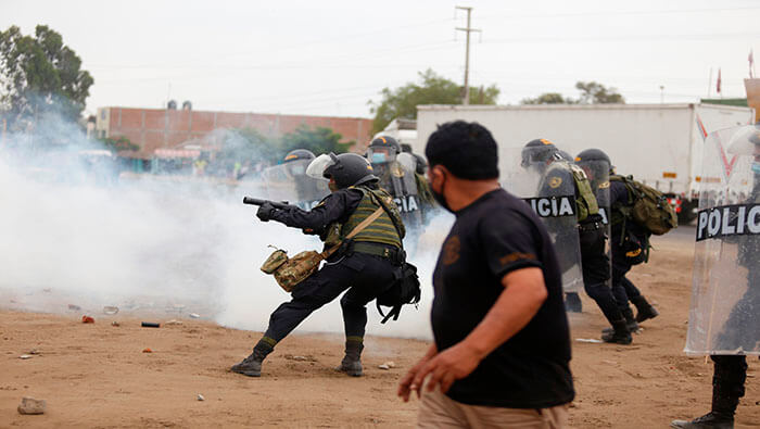 La presidenta del Congreso, Mirtha Vásquez lamentó el deceso de las dos personas y condenó el accionar policial contra la protestas.