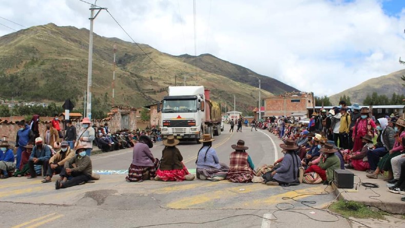 Los trabajadores agrícolas han respondido al gobierno con el bloqueo de carreteras, y este con más represión.