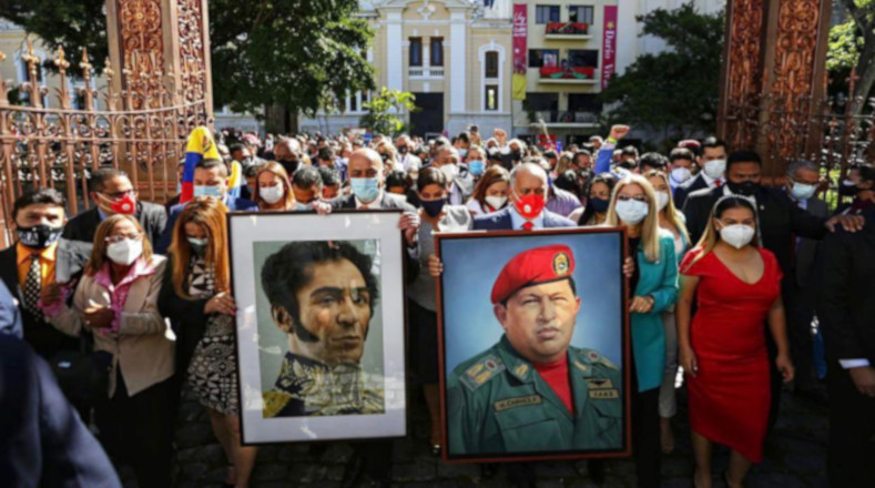 Este 5 de diciembre se instaló la nueva Asamblea Nacional de Venezuela. Diputadas y diputados del Gran Polo Patriótico ingresaron al recinto con los cuadros del Libertador Simón Bolívar y del presidente Hugo Chávez, los cuales fueron retirados por la anterior AN en desacato.