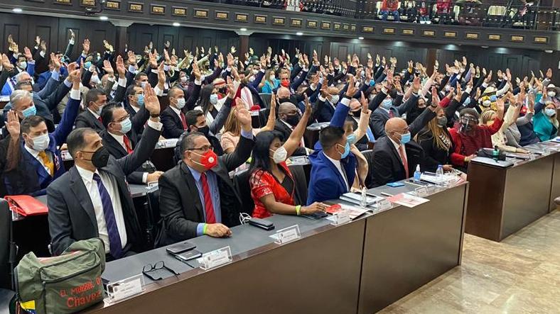 Rojas, tras dirigir los debates y recibir las propuestas para la nueva junta directiva, llamó a los asistentes a realizar la votación con "la señal de costumbre". 