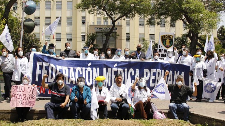 El gremio médico peruano reclama una subida en los salarios, así com el mejoramiento de las condiciones de trabajo