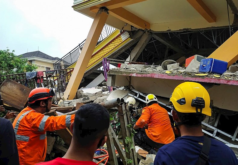 Equipos de rescate se encuentran en la zona de desastre para las labores de búsqueda y rescate.