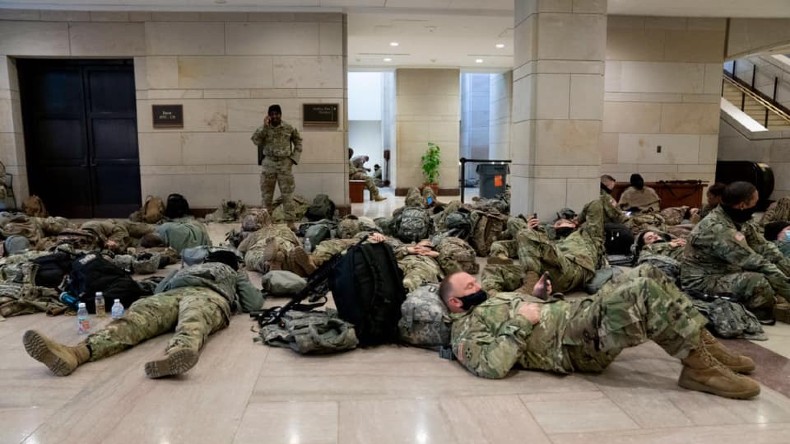El Capitolio federal de Estados Unidos está tomado por tropas del ejército en espera de posibles disturbios, continuidad de los del 6 de enero.