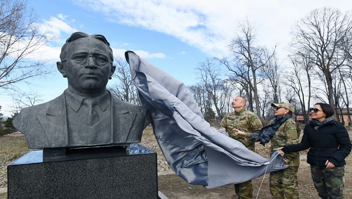 En la ciudad de Shushá, el presidente Ilham Aliyev colocó una estatua a gran tamaño del compositor Uzeyir Hajibeyli.