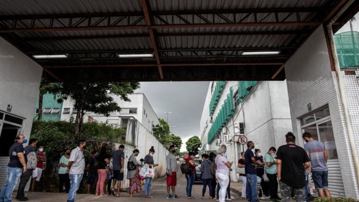 Familiares de pacientes internados por Covid-19 esperan en una fila para tener información en el Hospital 28 de Agosto en Manaos.