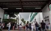 Familiares de pacientes internados por Covid-19 esperan en una fila para tener información en el Hospital 28 de Agosto en Manaos.
