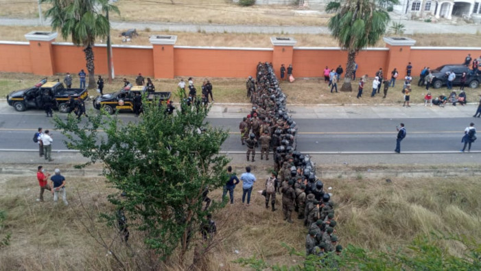 Miles de hondureños fueron detenidos en el kilómetro 177 de la ruta al Atlántico, en el cruce a Vado Hondo, Chiquimula por el Ejército.