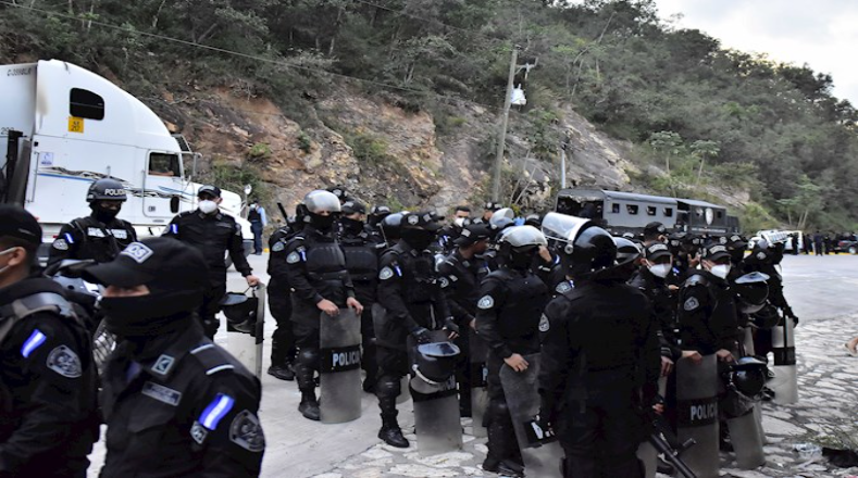 Cordones policiales fueron desplegados en el punto aduanero El Florido para impedir el paso de la caravana hondureña hacia el territorio guatemalteco.