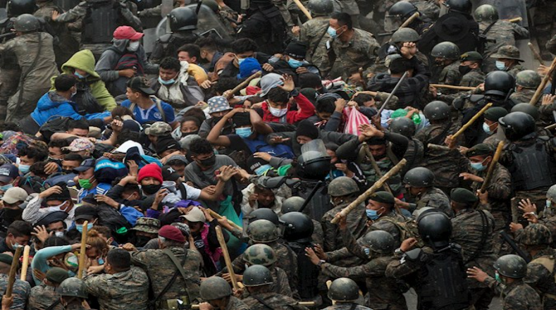 Los migrantes hondureños han debido librar una batalla campal con las autoridades guatemaltecas en la ciudad de Chiquimulapara para poder avanzar..