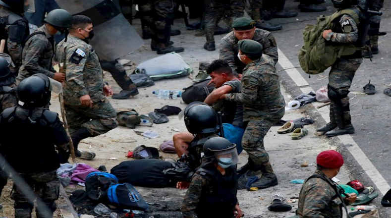 En los enfrentamientos, además de los heridos, varios migrantes fueron retenidos con violencia por las autoridades.