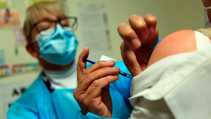 Una empleada de la salud aplica la vacuna contra la Covid-19 a una de sus compañeras en Ciudad Juárez (México).