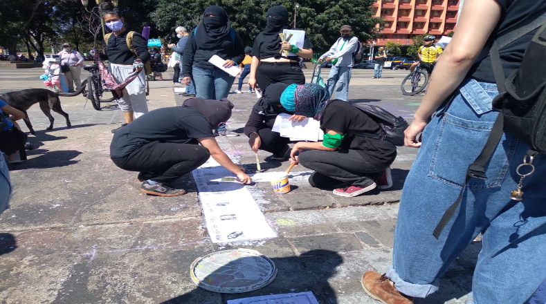 Decenas de mujeres se concentraron recientemente en la Plaza de la Constitución, también conocida como Plaza de las Niñas, en la capital guatemalteca