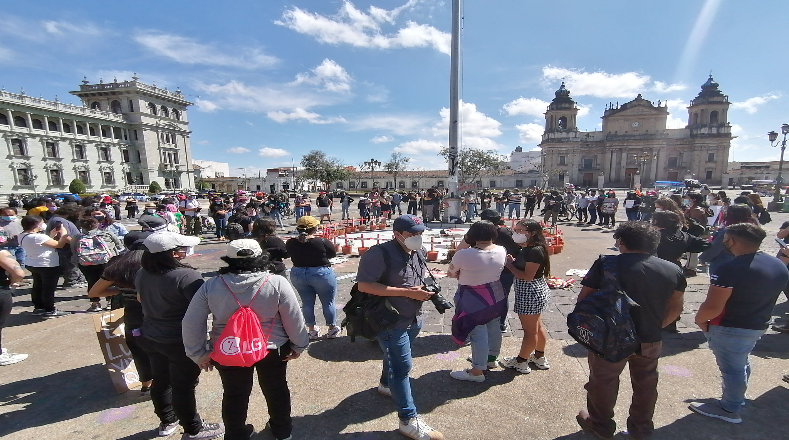 La concentración en la plaza capitalina denuncia que desde que comenzó este año 2021, ya van asesinadas violentamente 28 mujeres guatemaltecas.