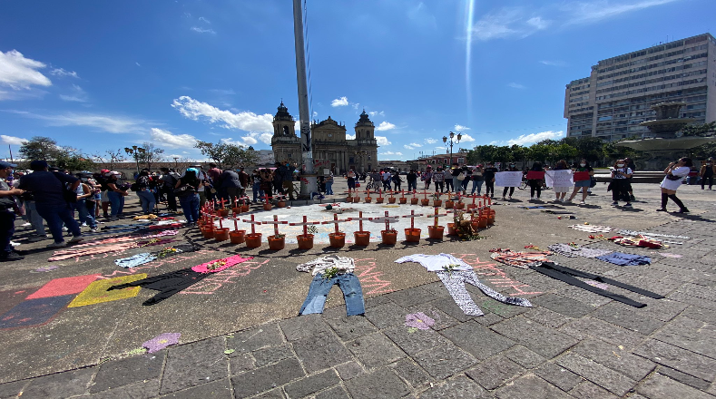 Con un círculo de cruces cuyo color recuerda a la sangre de las víctimas de feminicidio, las palabras que el procurador de los Derechos Humanos, Jordán Rodas, escribió en su Twitter advierten que "Guatemala es uno de los peores países para ser mujer!". 