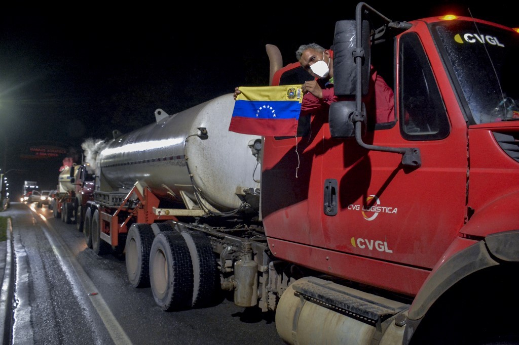 El colpaso sanitario de Manaos llevó a que la vecina Venezuela enviara camiones con oxígeno hospitalario.