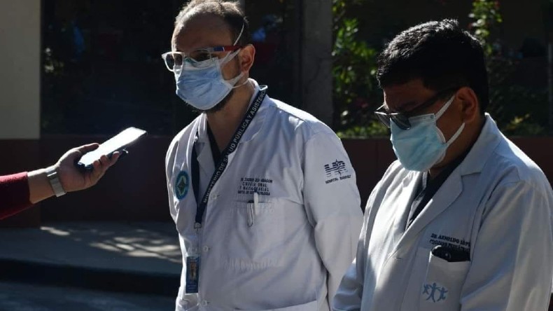 Médicos de uno de los principales hospitales de la capital guatemalteca reclaman prioridad en la campaña de vacunación.
