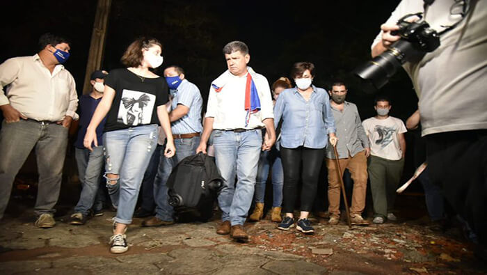 Al momento de su entrega, el opositor Efraín Alegre estuvo acompañado de familiares y cientos de simpatizantes.