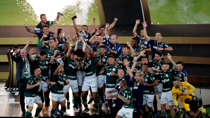 El conjunto brasileño Palmeiras celebra la conquista de su segunda Copa Libertadores en su historia.
