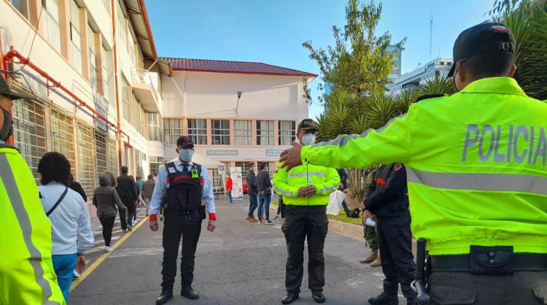 En el Colegio Benalcázar al norte de la ciudad de Quito la ciudadanía espera su turno para ingresar a realizar su voto, dirigidos por el operativo de seguridad nacional que vela por el cumplimiento de los protocolos sanitarios en el centro.