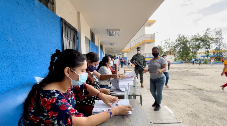 En el Recinto Electoral “Colegio 9 de Octubre" en la ciudad de Machala ciudadanos cumplen con la jornada electoral en total normalidad.
