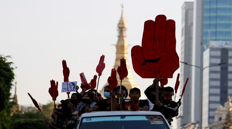 Replicando como símbolo de resistencia, una mano en alto con tres dedos erguidos, los manifestantes se han dirigido al casco histórico de la ciudad de Ragún, donde se han concentrado las protestas.