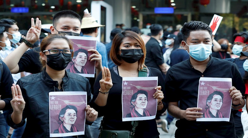 La multitud exige entre otras cosas, la liberación de Suu Kyi, detenida junto a otros lideres de la nación, el pasado 1 de febrero. 